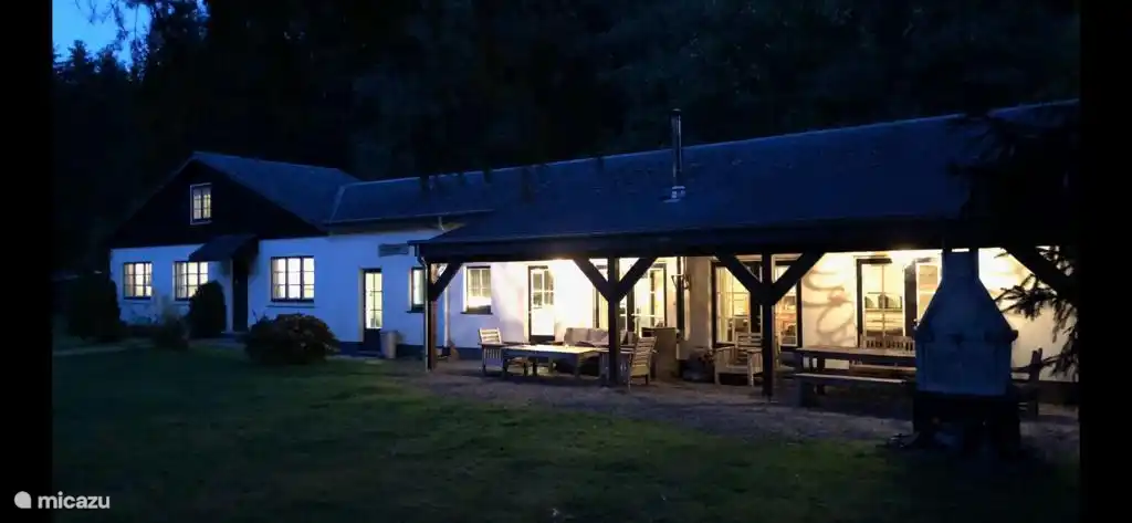 Genießen Sie die Abende am Holzofen auf der Terrasse.