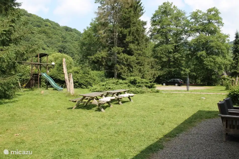 Schöner großzügiger umzäunter Garten