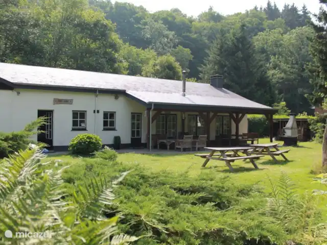 Cap Vert en Bélgica, Ardenas, La Roche-en-Ardenne - casa vacacional Jardín con mucho sol.
