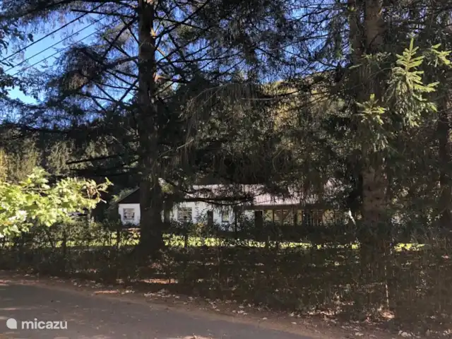 Cap Vert en Bélgica, Ardenas, La Roche-en-Ardenne - casa vacacional vista desde la carretera