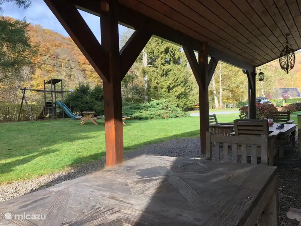 Terrasse und umzäunter Garten