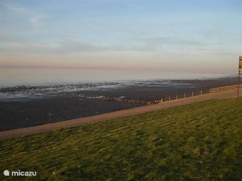 Vista del mar de Wadden desde el dique en tiempo calmado