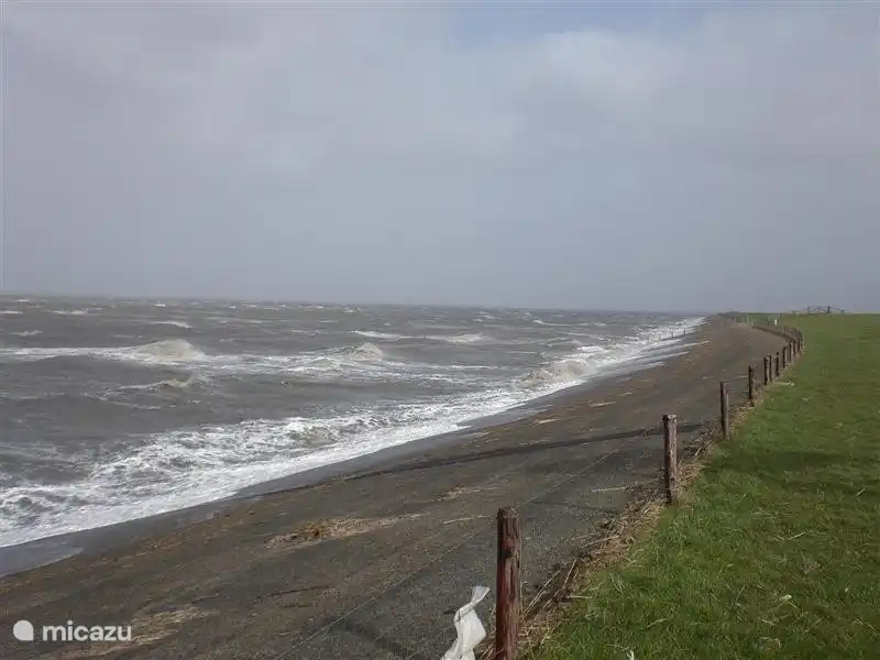 Vista del mar de Wadden en una tormenta