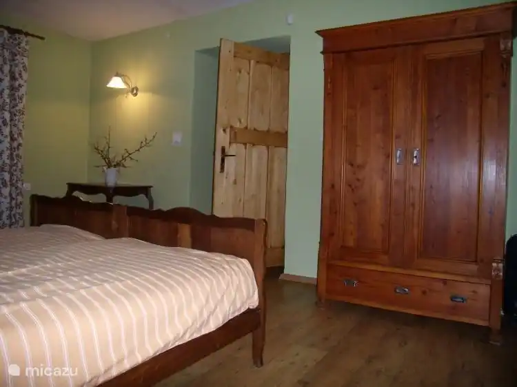 Chambre double donnant sur la cour, avec coin salon.