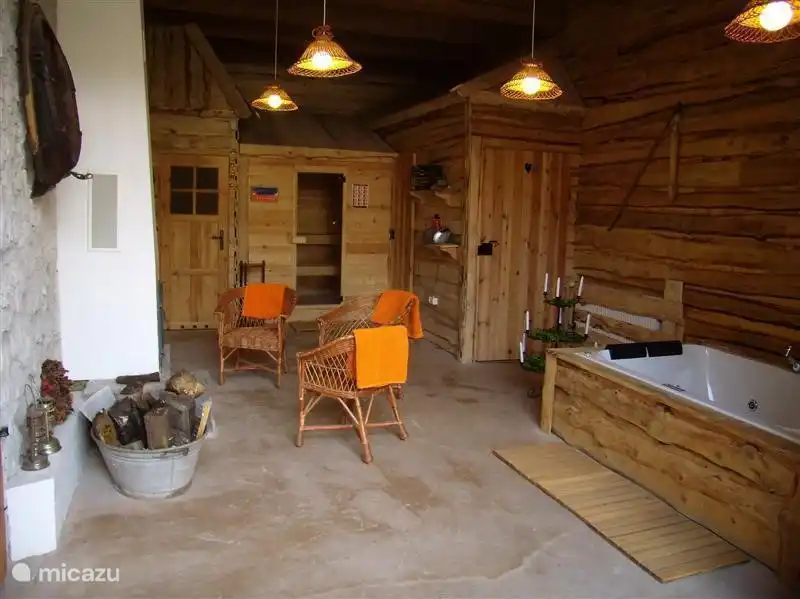 Sauna et bain à remous à côté d'une cheminée confortable