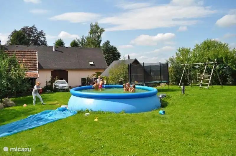 Jouez dans l'eau pour vous rafraîchir lors d'une journée ensoleillée.