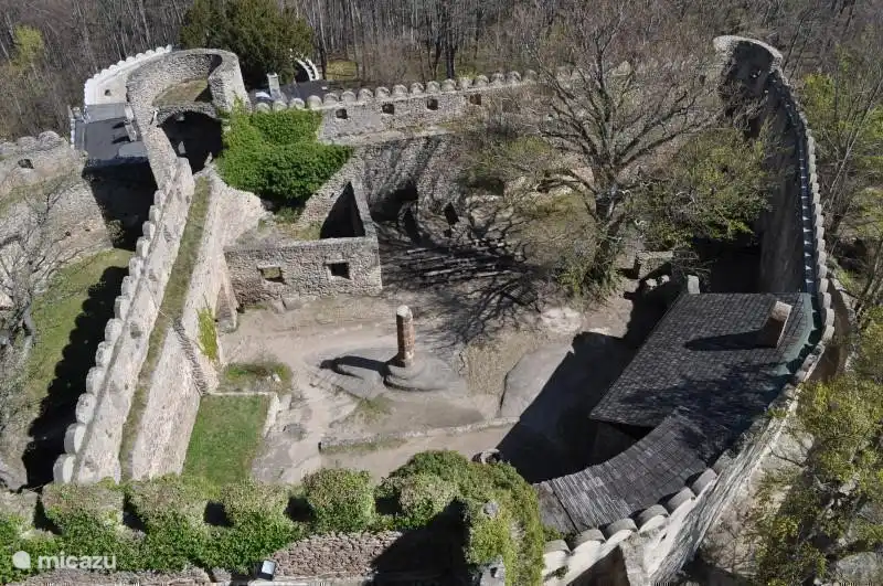 Château de Chojnik avec une vue fantastique sur la vallée depuis la tour d'observation