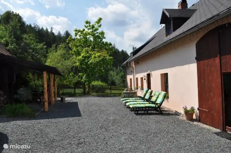 Profiter du soleil ou savourer un délicieux barbecue, tout est possible sur notre propriété.