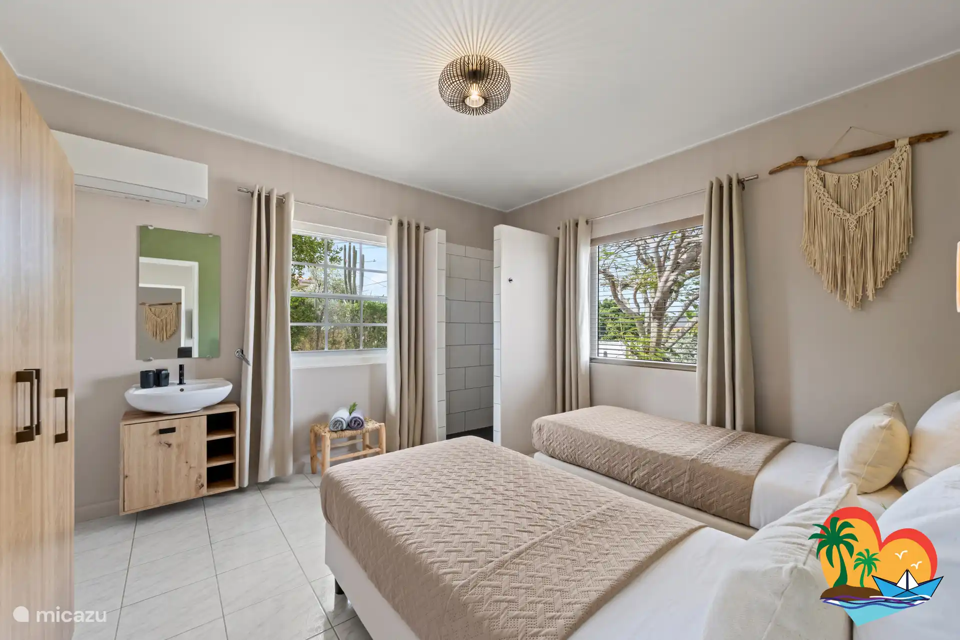 La chambre 2 dispose de 2 lits à sommier (90 x 200 cm), d’une douche à italienne privée, d’un lavabo et d’une climatisation