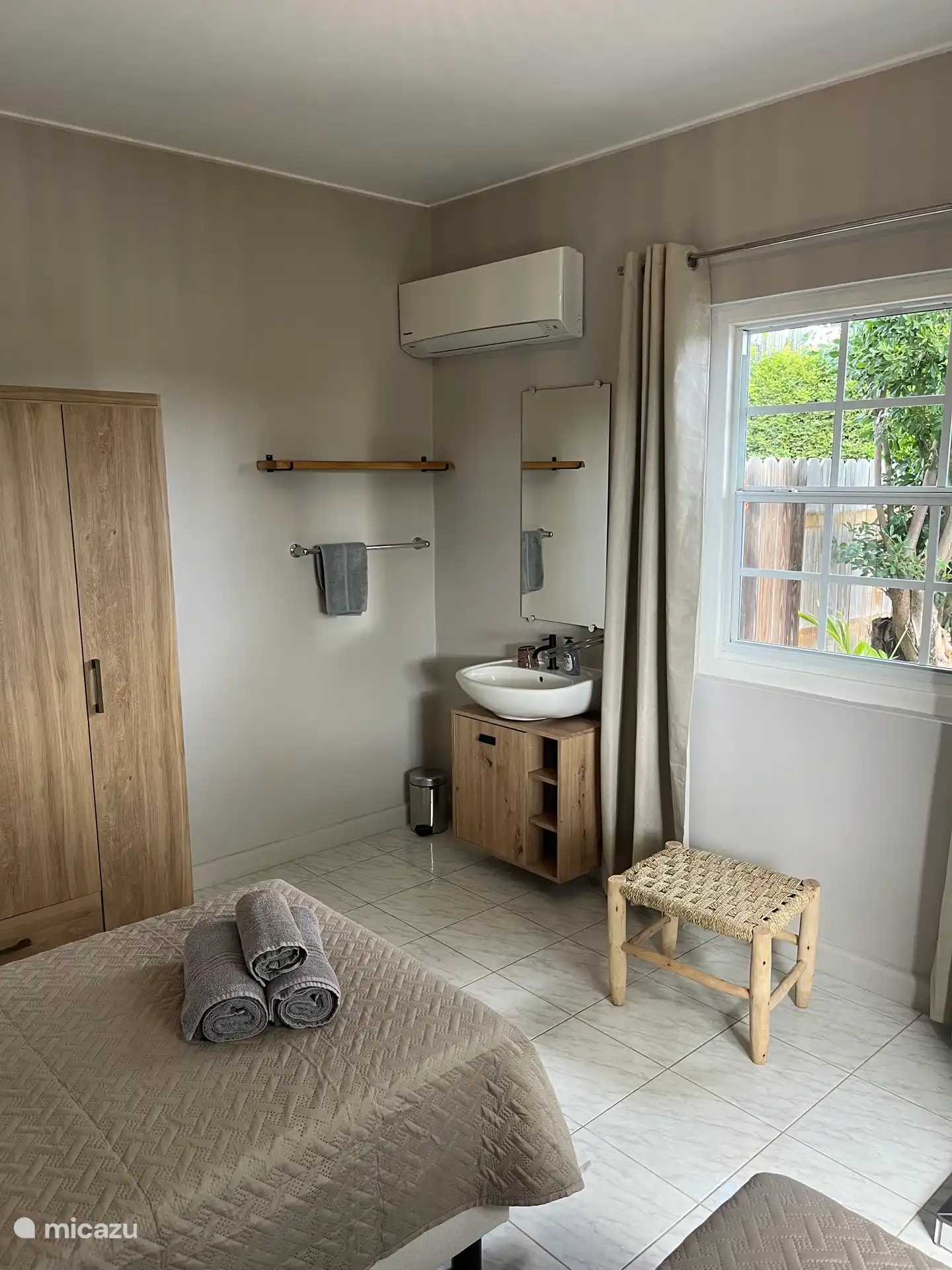 Chambre 2 avec 2 lits simples à sommier de 90 x 200 cm, armoire, lavabo, douche à italienne privée et climatisation