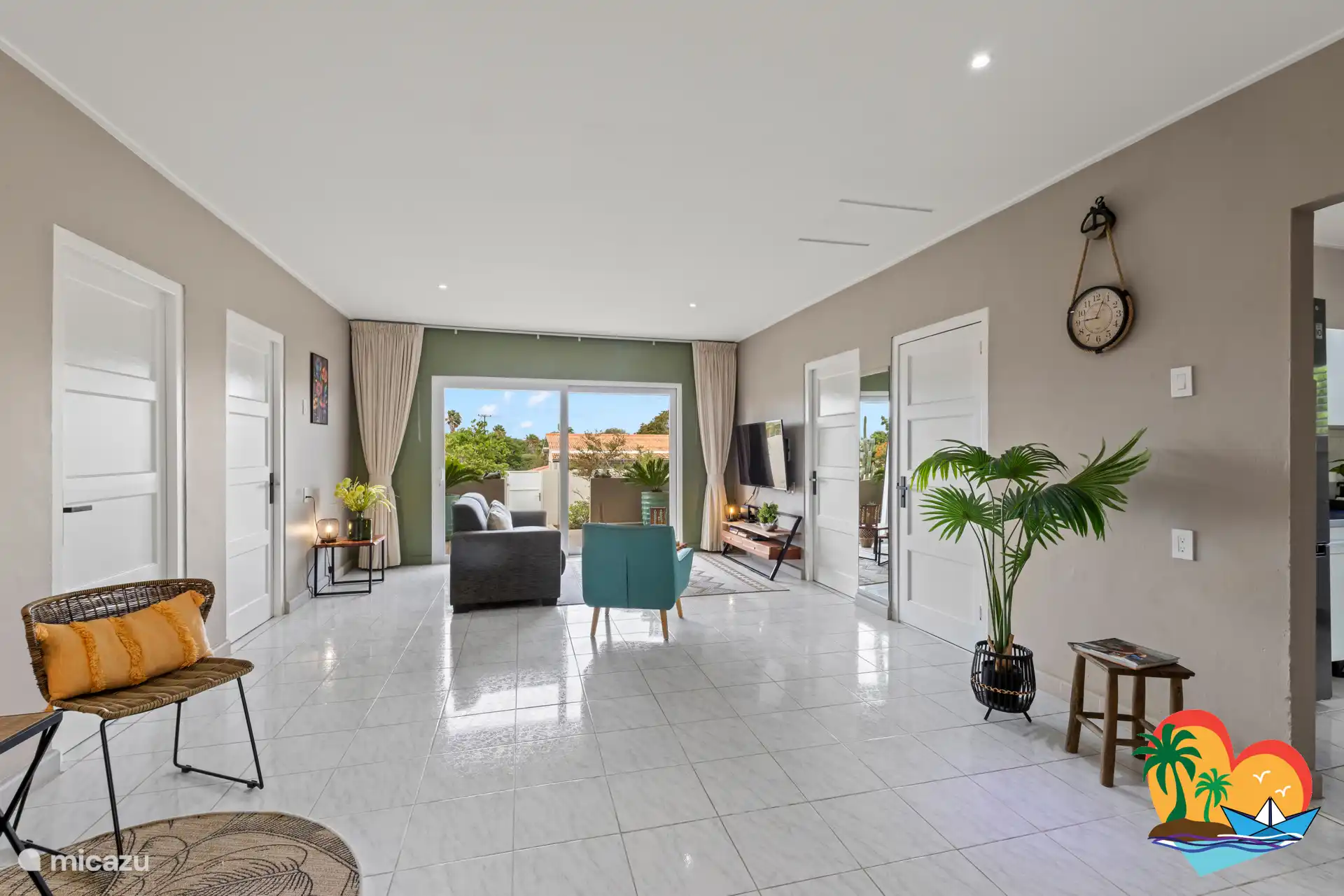 Salon spacieux avec vue sur le jardin avant