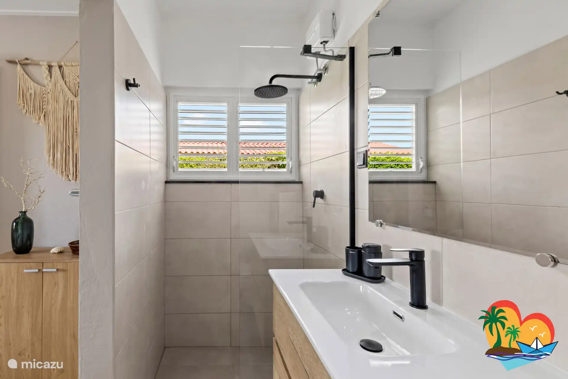 Salle de bain dans la chambre principale