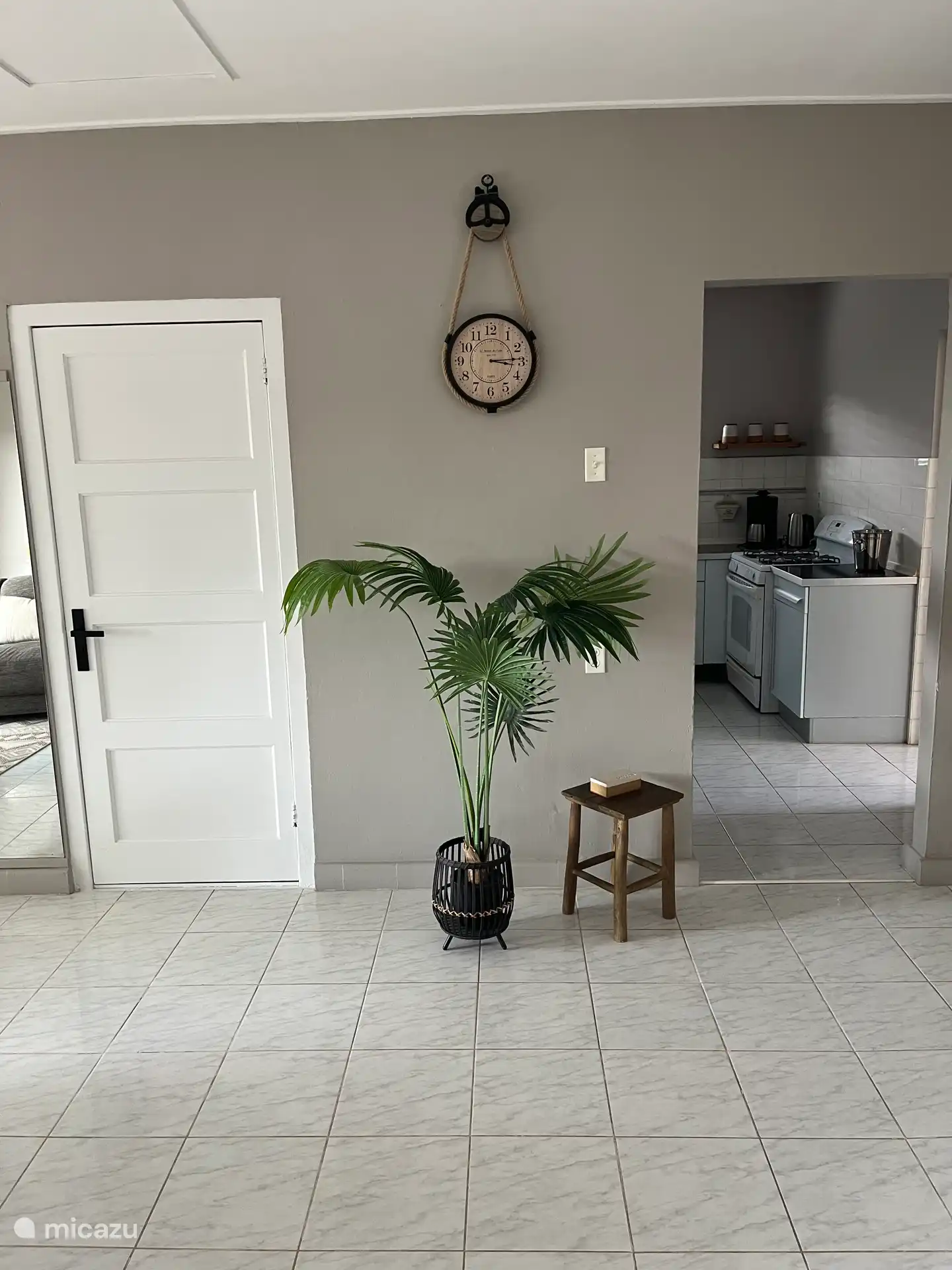 Coin attrayant du salon adjacent à la cuisine