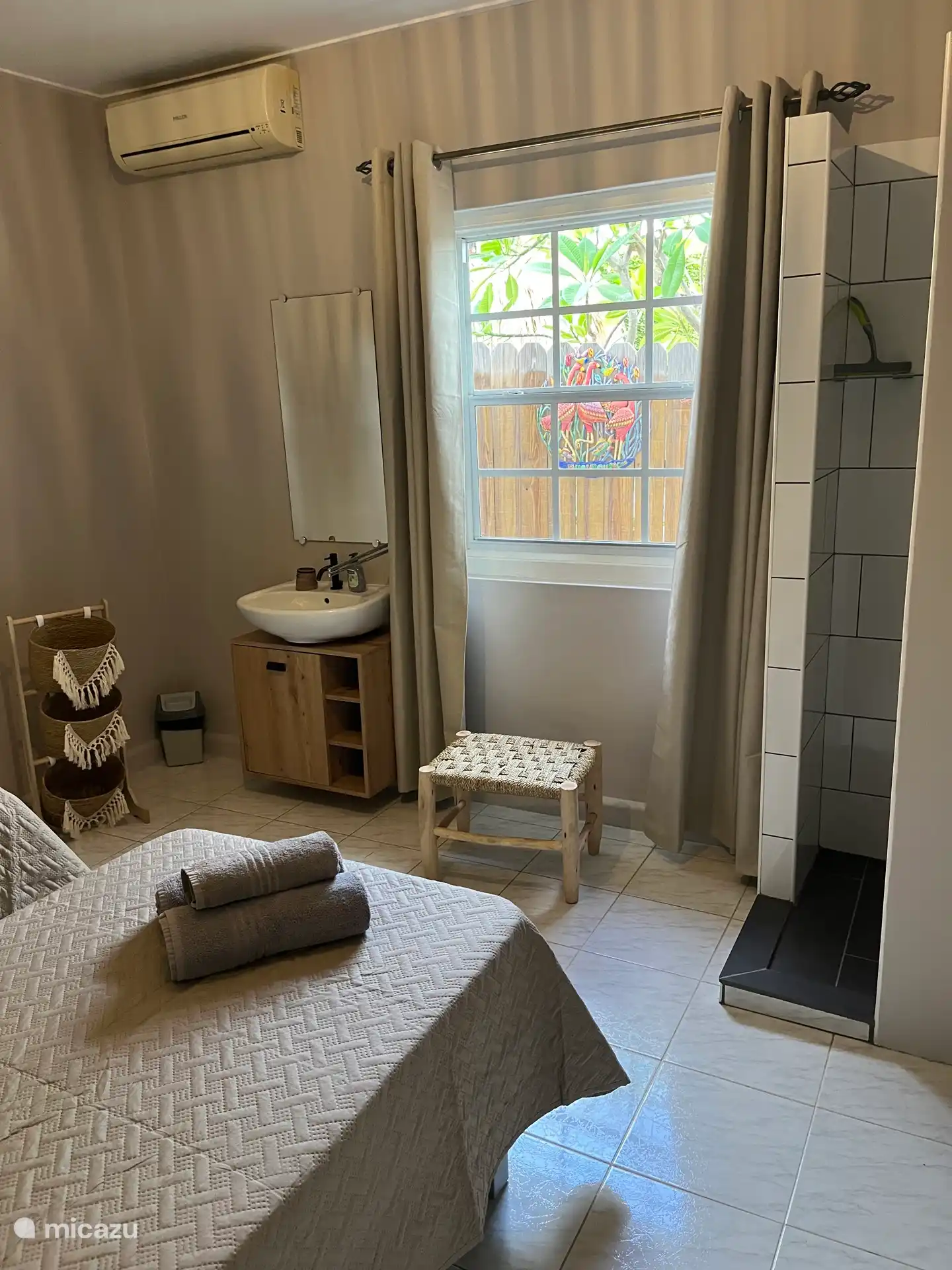 Chambre 3 avec 2 lits simples à sommier de 90,x 200 cm, lavabo, douche à l’italienne privée, armoire et climatisation