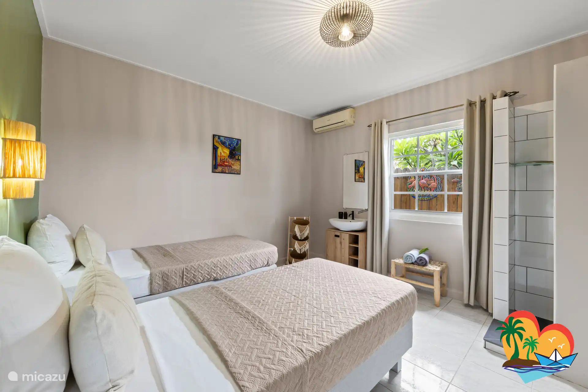 La chambre 3 dispose de 2 lits à sommiers (90 x 200 cm), d’une douche à italienne privée, d’un lavabo et de la climatisation