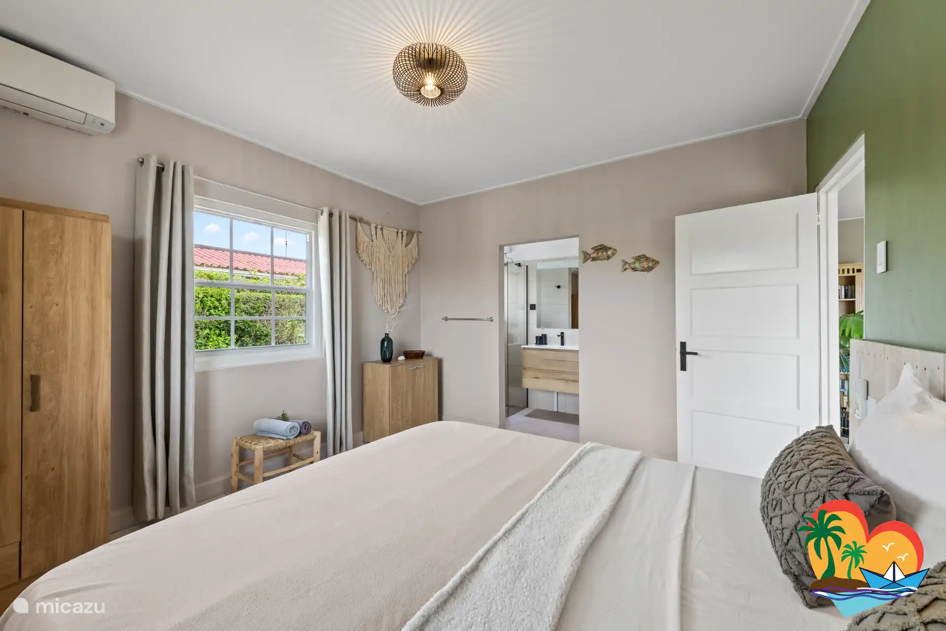 La chambre principale dispose de sa propre salle de bain avec douche, meuble et toilettes