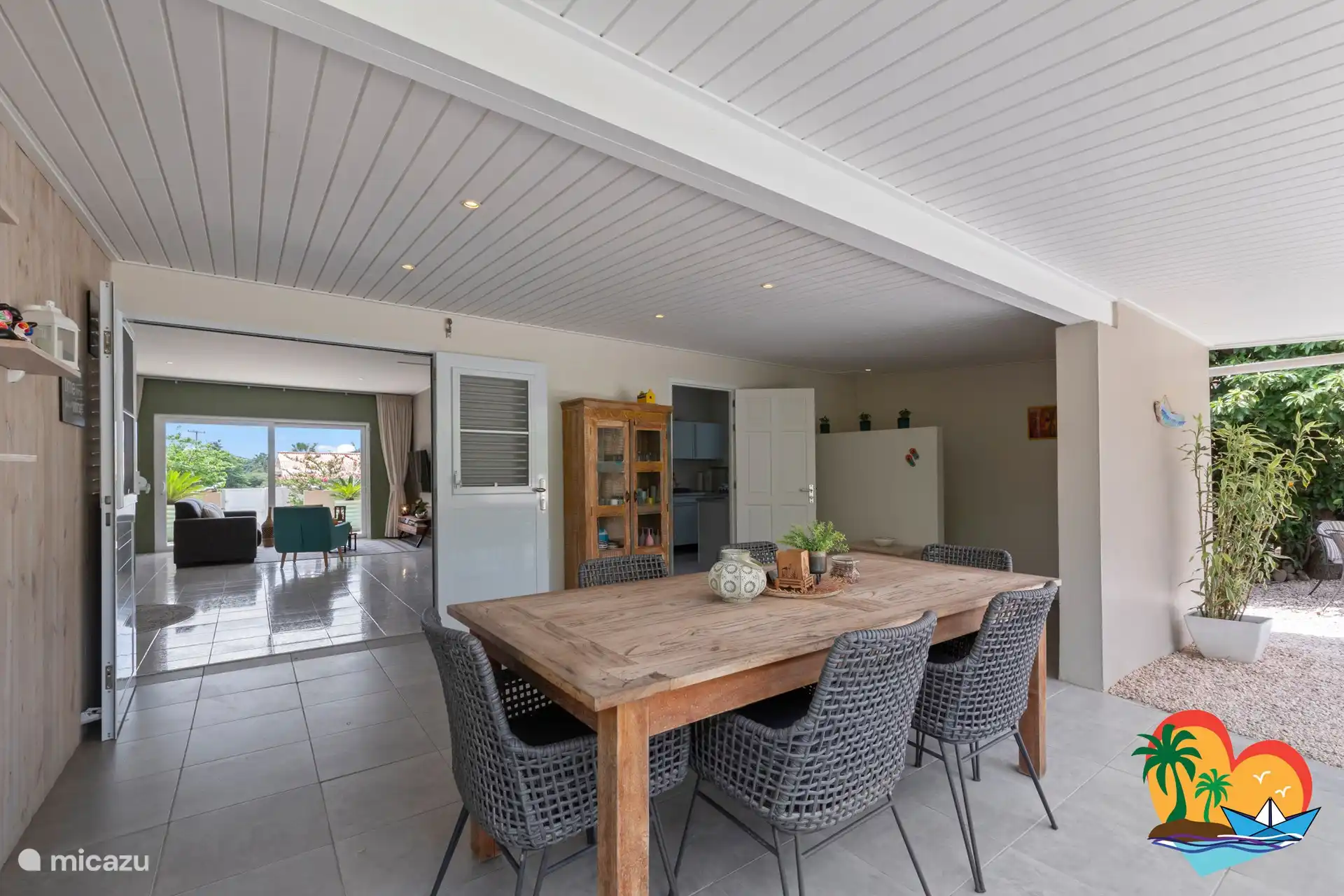 De l’accès du porche au salon et à la cuisine