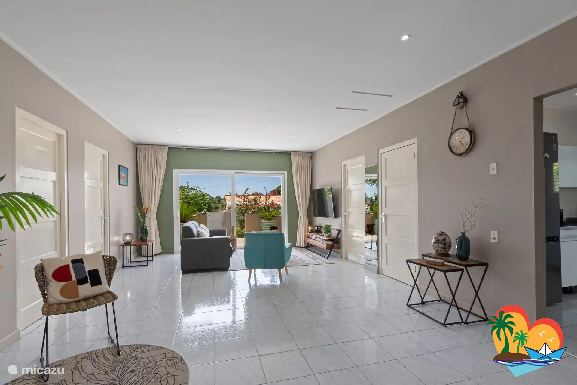 Salon spacieux avec TV