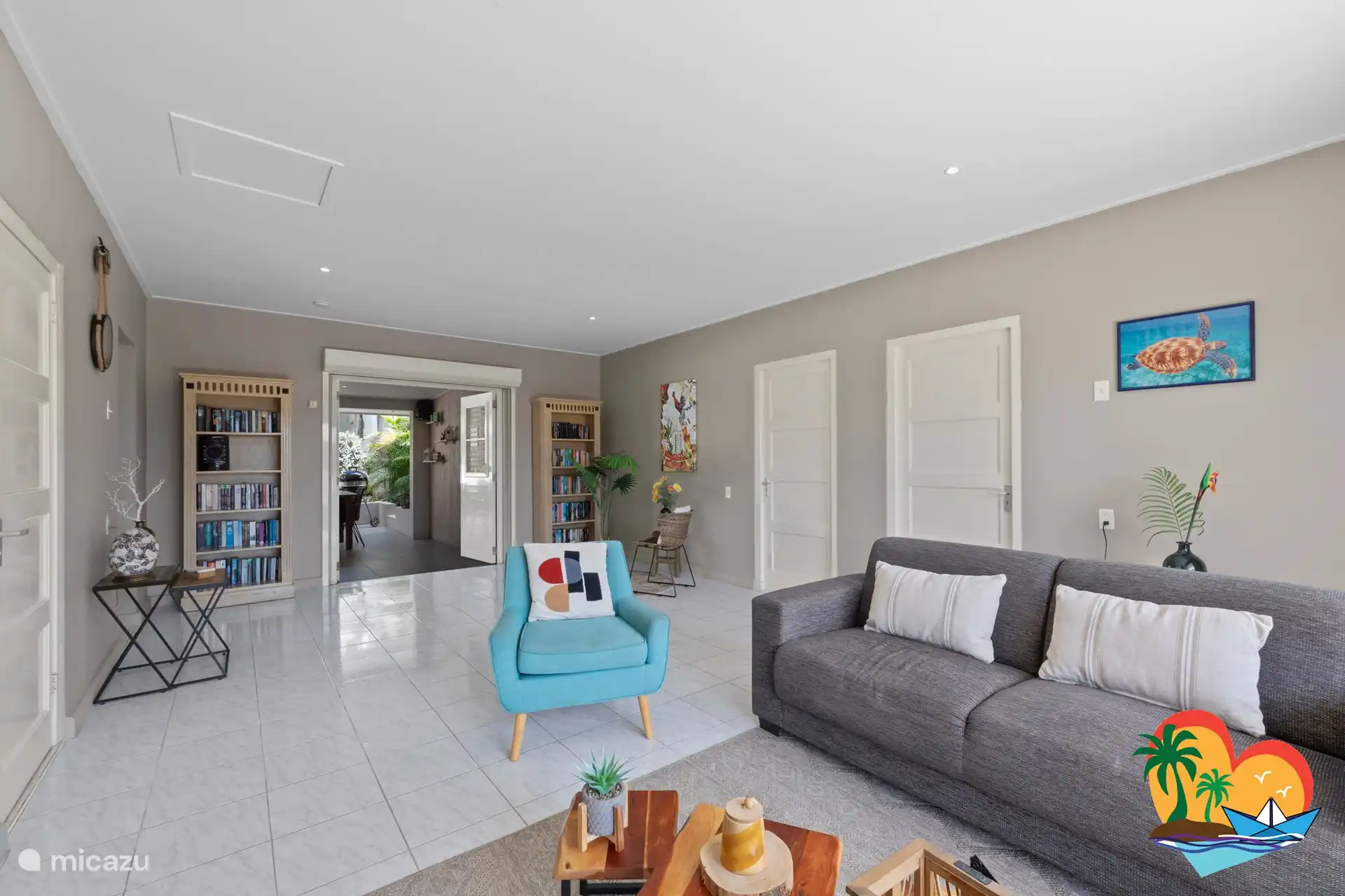 Salon avec la connexion ouverte au porche à l’arrière