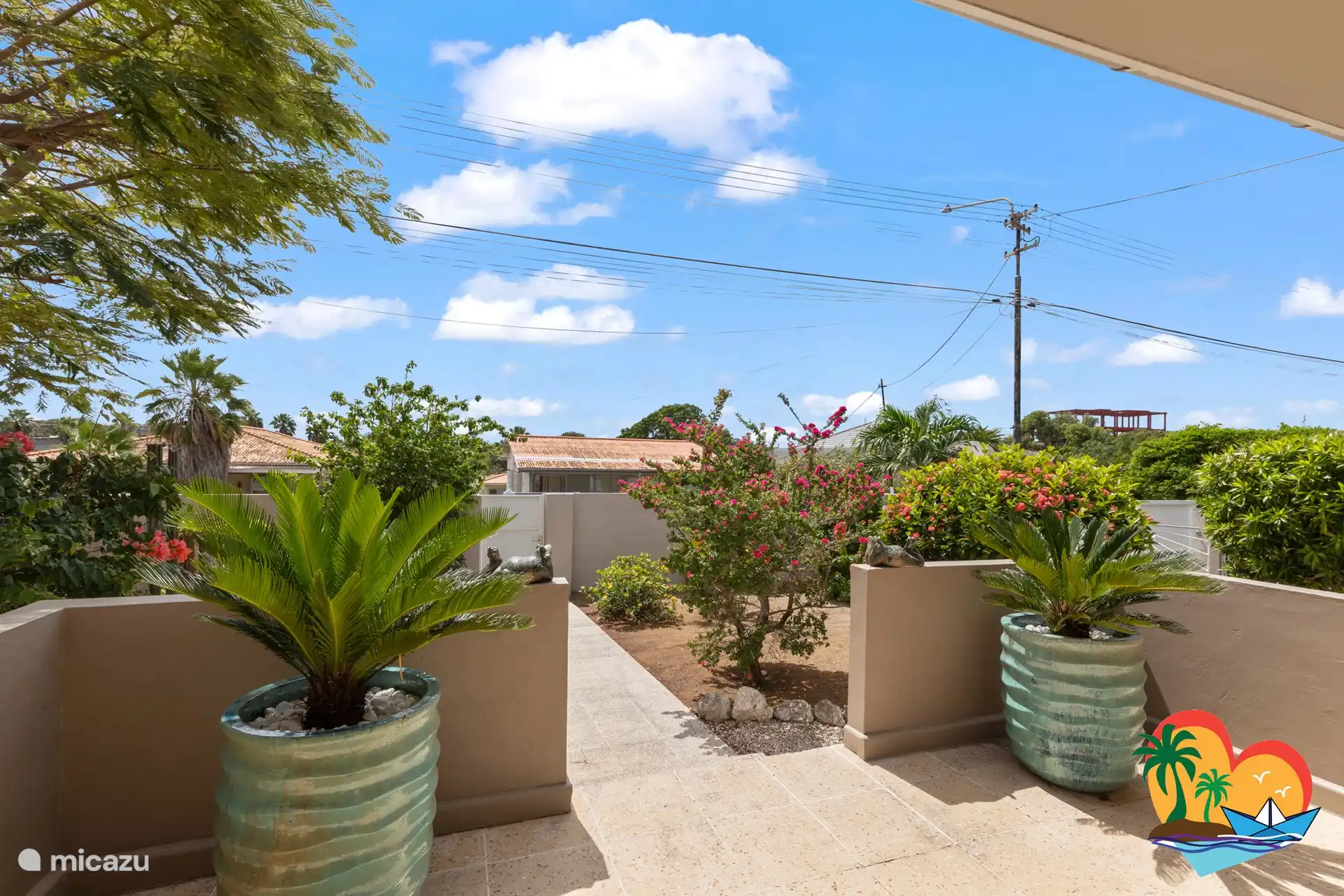 Belle vue du salon sur le jardin tropical