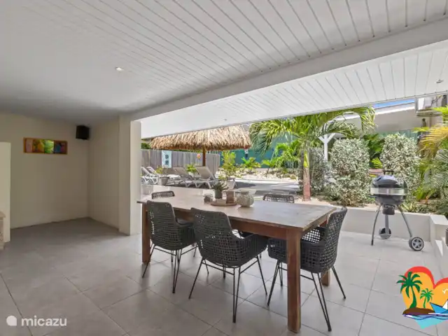 Maison Tropicale Salina | Curaçao, Curaçao-Centre, Willemstad - maison de vacances Du porche, une belle vue sur le jardin tropical et la terrasse de la piscine