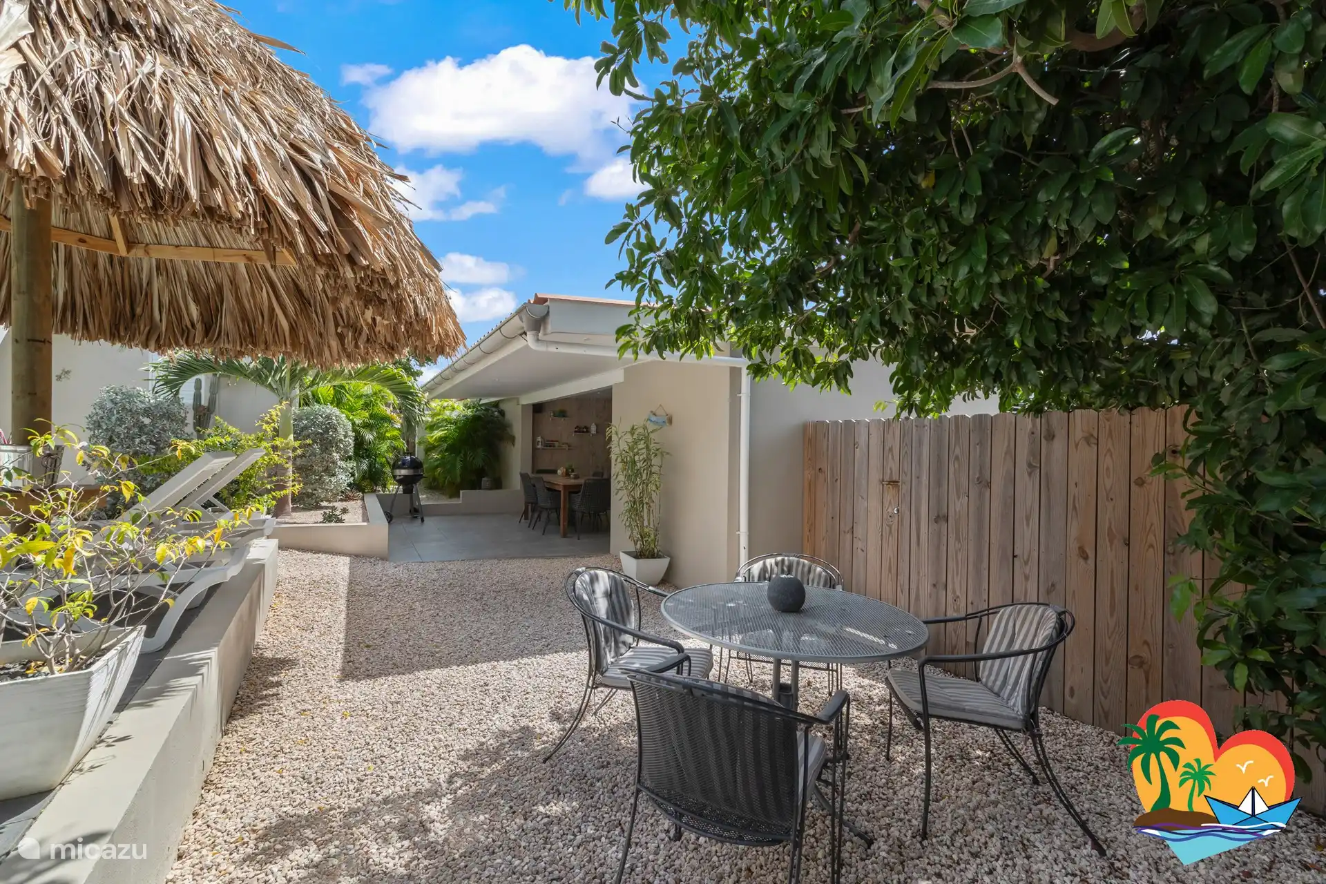 Différents coins salon complètent l’ensemble, barbecue disponible