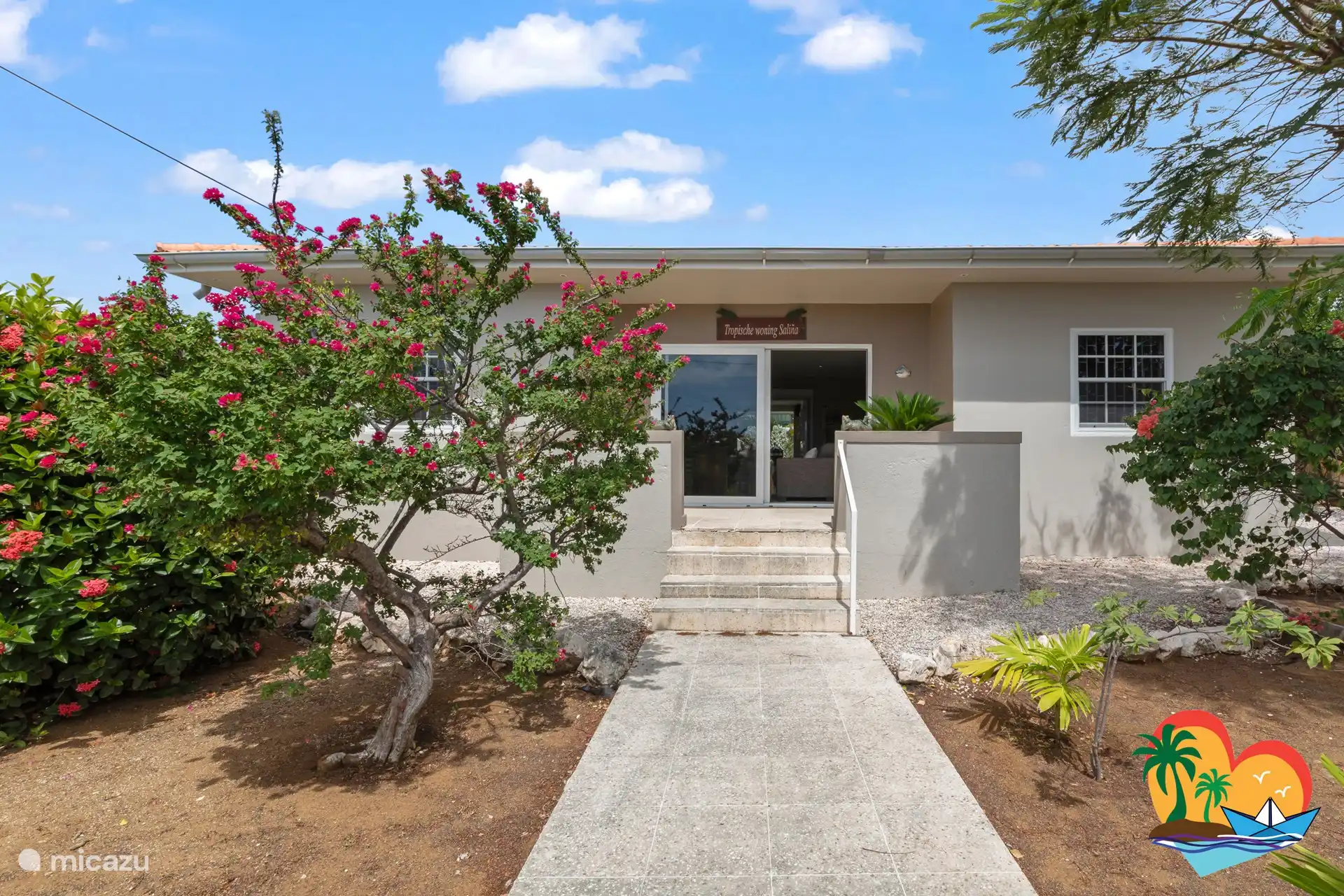 Devant de la maison accessible par un portail depuis la route