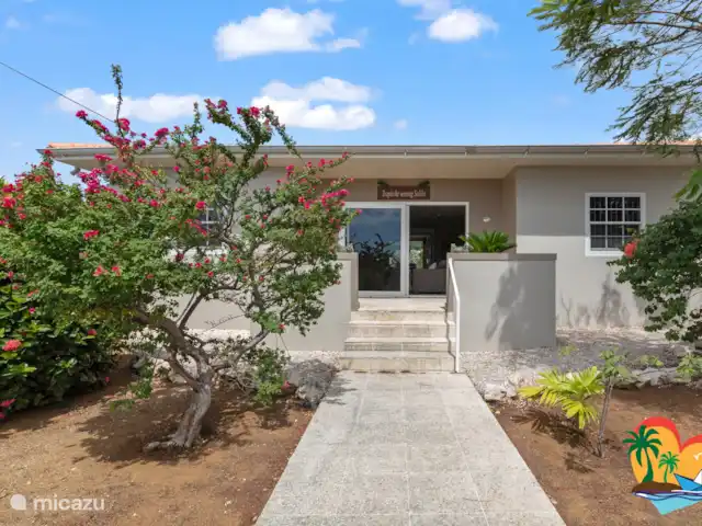 Maison Tropicale Salina | Curaçao, Curaçao-Centre, Willemstad - maison de vacances Devant de la maison accessible par un portail depuis la route
