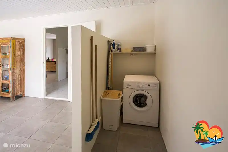 Utilisation gratuite de la machine à laver et de la poudre à laver. Séchette et sèche-linge rotatif disponibles