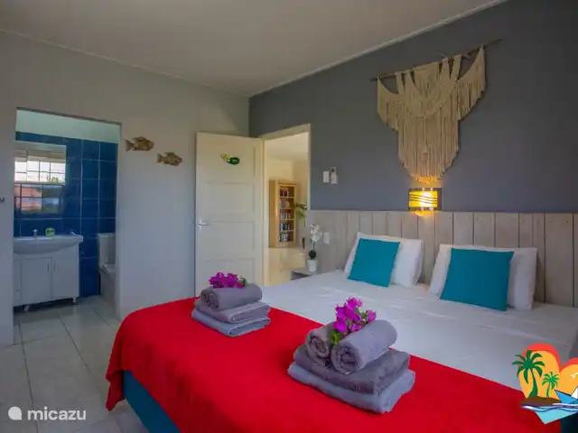 Maison Tropicale Salina | Curaçao, Curaçao-Centre, Willemstad - maison de vacances Chambre des maîtres avec salle de bain avec douche, meuble vasque et toilettes
Lit à sommier tapissier avec surmatelas, 180 x 200 cm
Climatisation