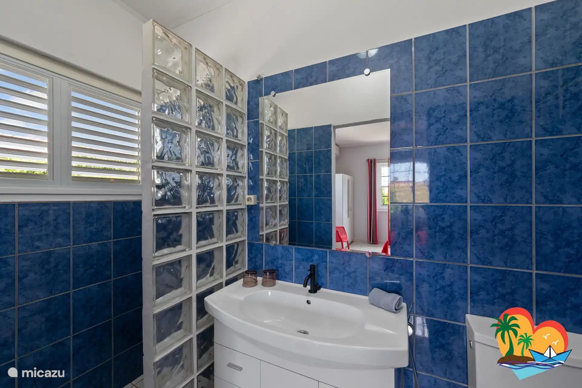 Salle de bain dans la chambre principale avec douche, meuble vasque, toilettes et sèche-cheveux