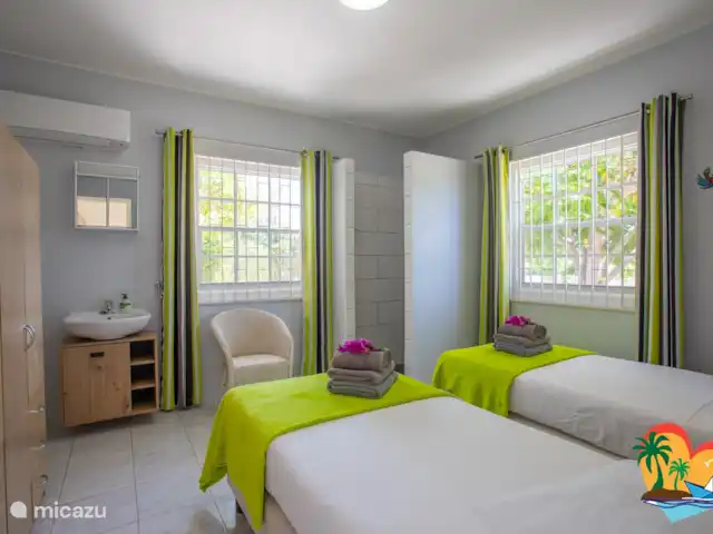 Maison Tropicale Salina | Curaçao, Curaçao-Centre, Willemstad - maison de vacances 2ème chambre avec douche à l’italienne et lavabo avec meuble vasque
2 lits à sommier tapissier 90 x 200 cm
Climatisation