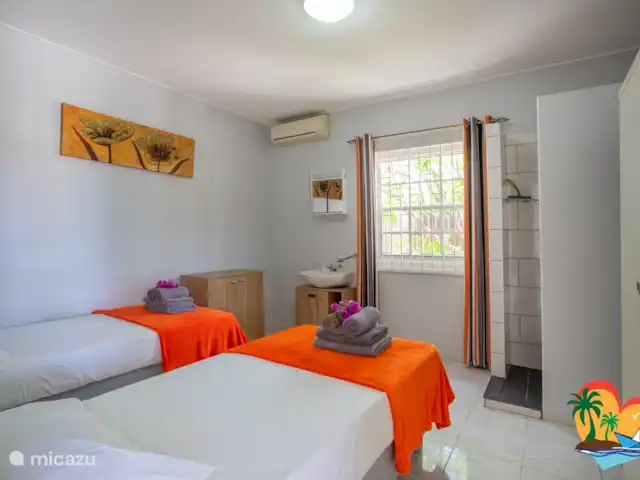 Maison Tropicale Salina | Curaçao, Curaçao-Centre, Willemstad - maison de vacances 3ème chambre avec douche à l’italienne et lavabo avec meuble vasque
2 lits à sommier tapissier 90 x 200 cm
Climatisation
Sûr