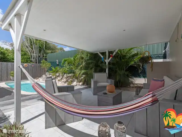 Maison Tropicale Salina | Curaçao, Curaçao-Centre, Willemstad - maison de vacances Terrasse lounge avec hamac et douche extérieure, un endroit merveilleux pour lire un livre ou prendre un verre
