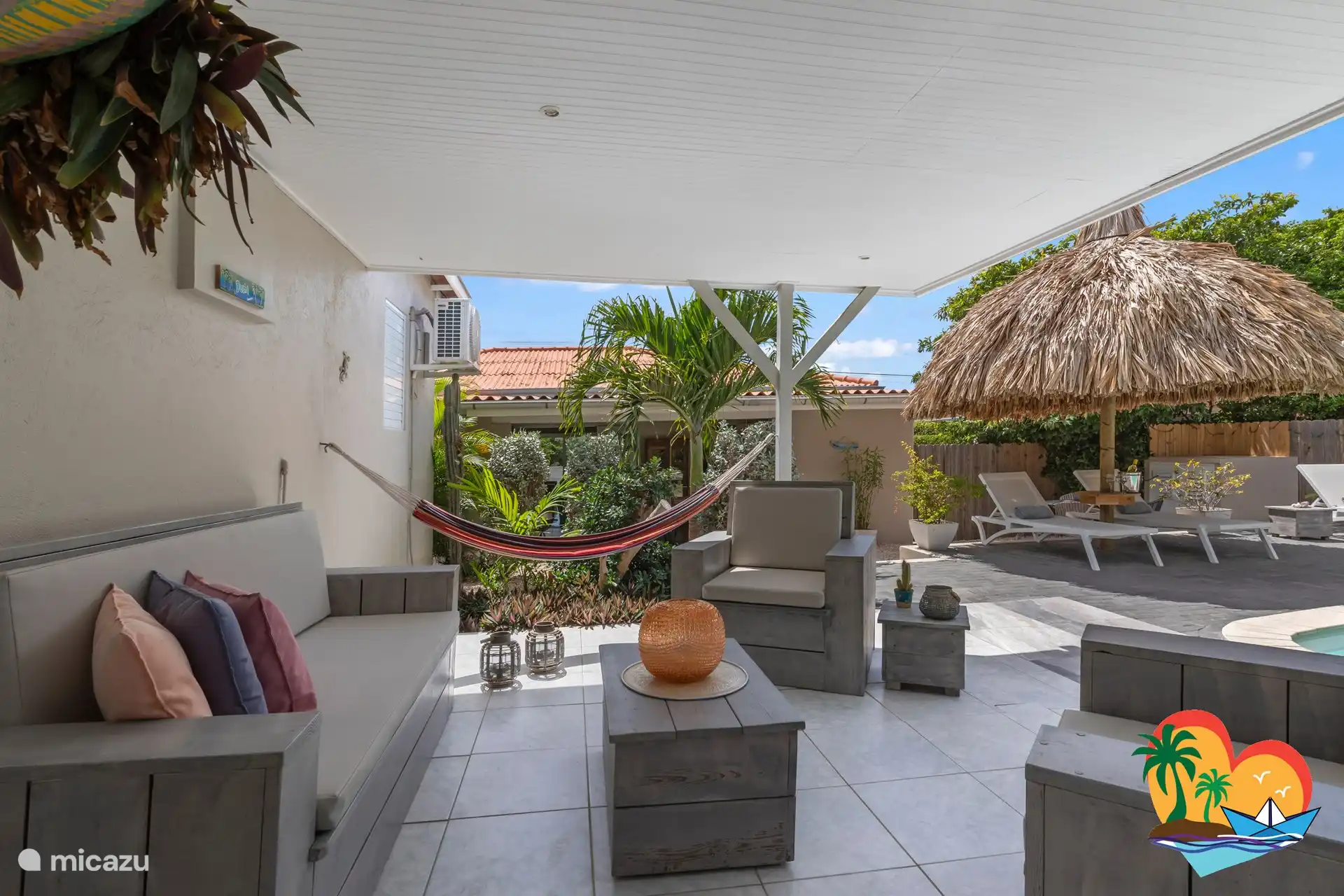 Terrasse lounge avec vue sur la terrasse de la piscine, la piscine et le porche