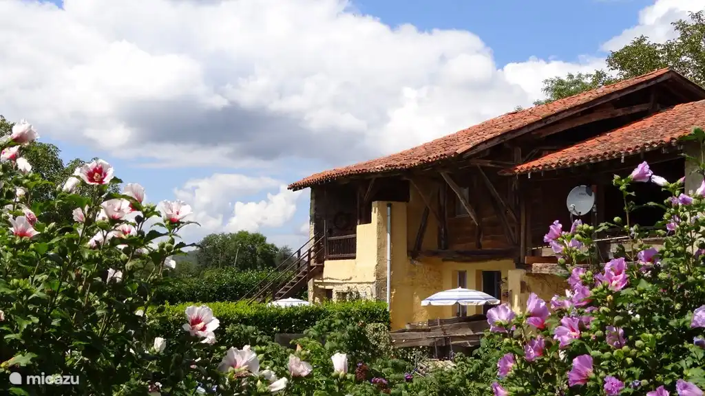 Das Schwimmbad mit den 2 Wohnungen
