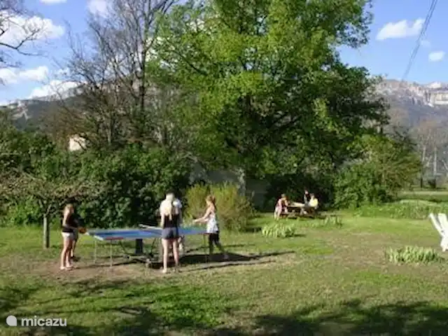 Etage Le Mas de Saint-Ferreol en Francia, Drôme, Menglon - apartamento Tenis de mesa en el jardín norte