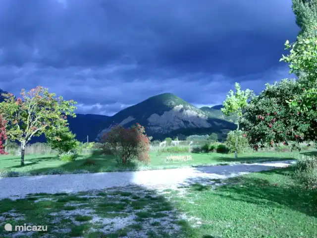 Etage Le Mas de Saint-Ferreol en Francia, Drôme, Menglon - apartamento Vista desde el jardín sur