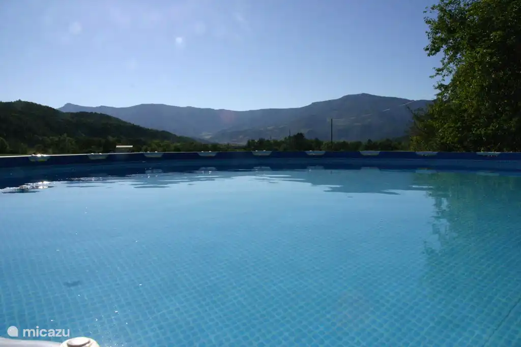 Het zwembad in de maanden juli en augustus.

