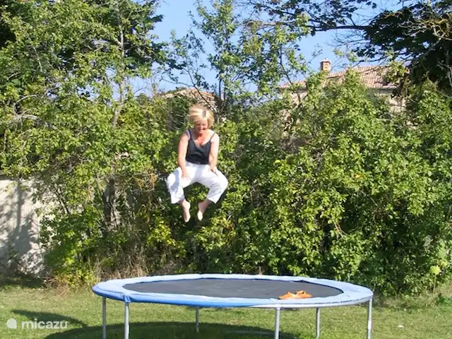 Etage Le Mas de Saint-Ferreol en Francia, Drôme, Menglon - apartamento Trampolín en el jardín norte