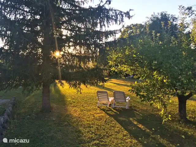 Etage Le Mas de Saint-Ferreol en Francia, Drôme, Menglon - apartamento El Jardín del Norte al atardecer
