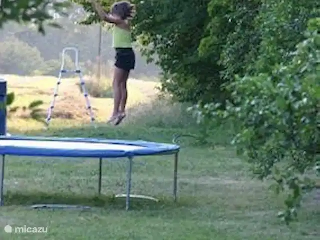 Etage Le Mas de Saint-Ferreol en Francia, Drôme, Menglon - apartamento Diviértete saltando en el trampolín del jardín norte