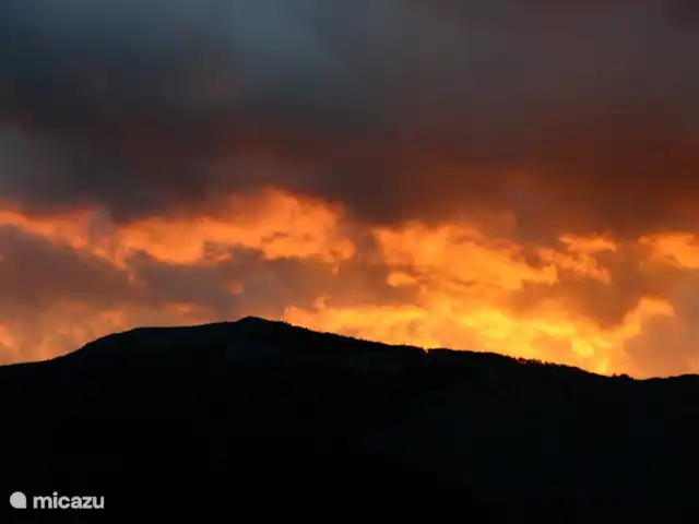 Etage Le Mas de Saint-Ferreol en Francia, Drôme, Menglon - apartamento Uno de los impresionantes atardeceres desde nuestro jardín.