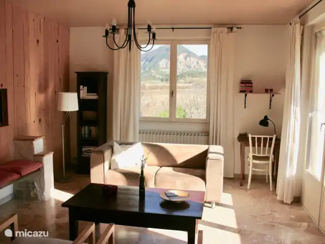 Etage Le Mas de Saint-Ferreol en Francia, Drôme, Menglon - apartamento sala de estar