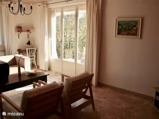Etage Le Mas de Saint-Ferreol en Francia, Drôme, Menglon - apartamento sala de estar