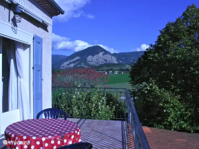 Etage Le Mas de Saint-Ferreol en Francia, Drôme, Menglon - apartamento Balcón