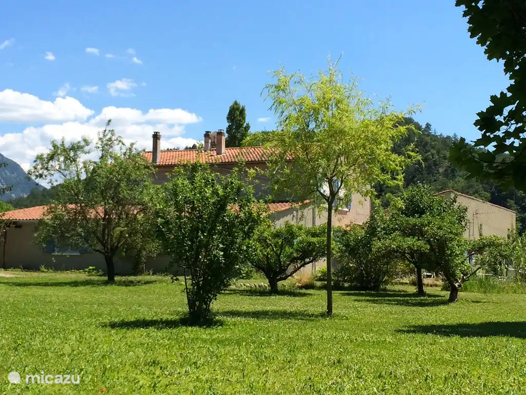 Ons huis. Het gebouw op de voorgrond onder het lage dak, is appartement Nord.