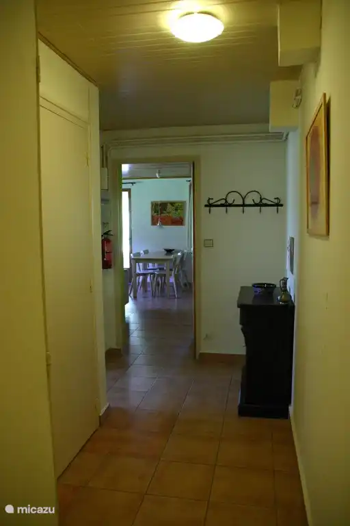 Gang met doorkijk naar huiskamer