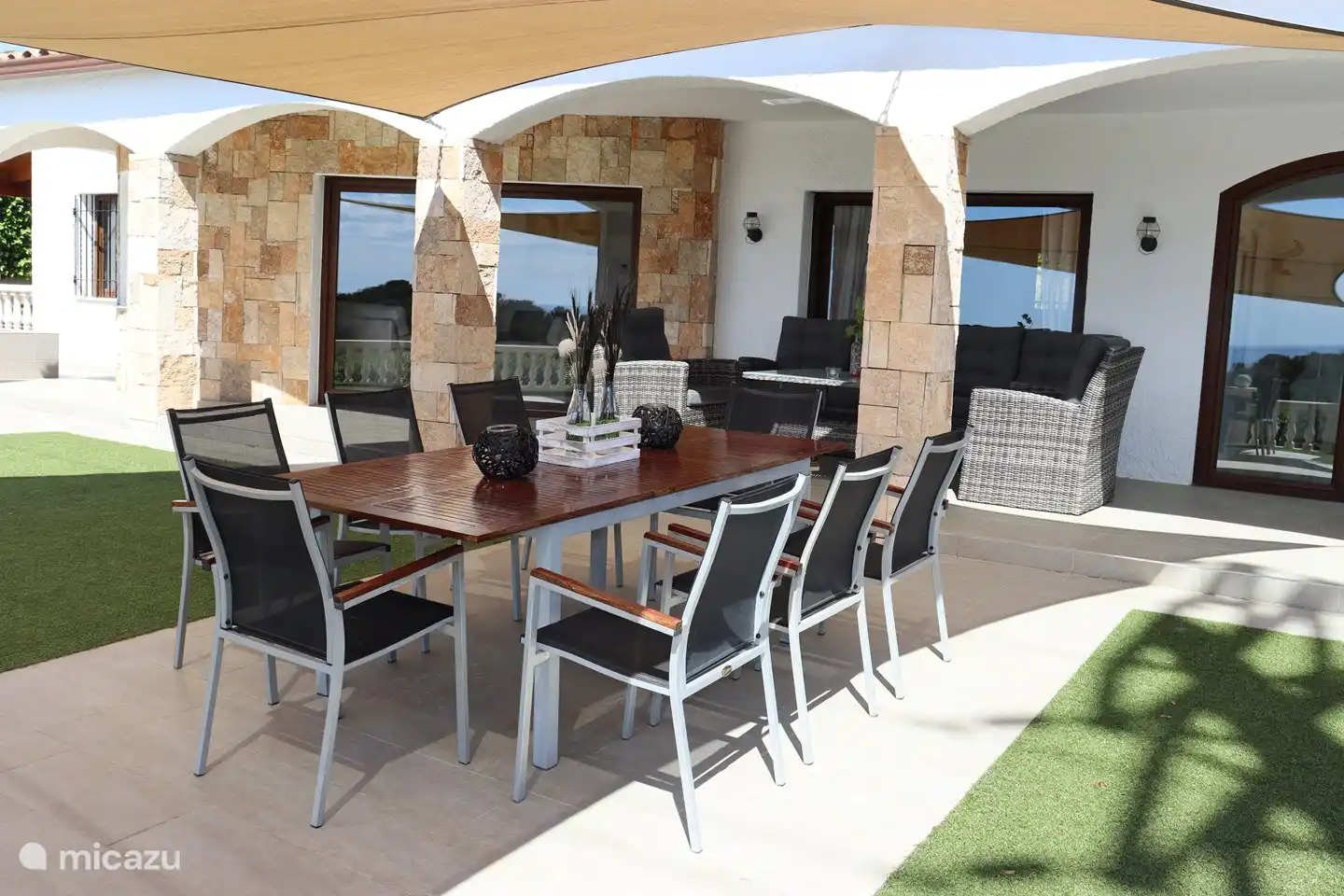 Der Sitzbereich ist vollständig von einer überdachten Terrasse und einer großen Markise überdacht. Die Wahl können Sie selbst treffen. Oder setzen Sie sich in die Sonne oder suchen Sie einfach den Schatten