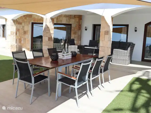 Location de Vacances Espagne, Costa Brava, Calonge, villa - VillaCostaBrava Le coin salon est entièrement couvert par une terrasse couverte et un grand auvent. Vous pouvez faire le choix vous-même. Ou asseyez-vous au soleil ou cherchez simplement l'ombre